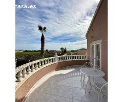 VILLA DE 4 DORMITORIOS CON PISCINA PRIVADA - ZONA CIUDAD QUESADA -