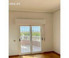 VILLA DE 4 DORMITORIOS CON PISCINA PRIVADA - ZONA CIUDAD QUESADA -