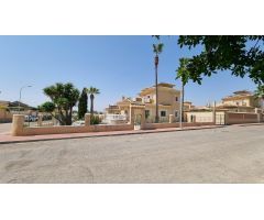 VILLA INDEPENDIENTE CON 4 DORMITORIOS Y PISCINA PRIVADA - ZONA LA SIESTA, TORREVIEJA -