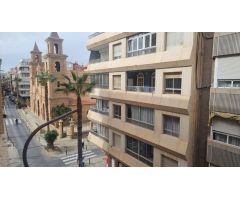 AMPLIO APARTAMENTO DE 3 DORMITORIOS JUNTO A LA PLAZA DEL AYUNTAMIENTO - ZONA TORREVIEJA -