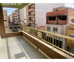 GRAN APARTAMENTO DE 4 DORMITORIOS A MENOS DE 500 METROS DEL MAR - ZONA TORREVIEJA CENTRO -