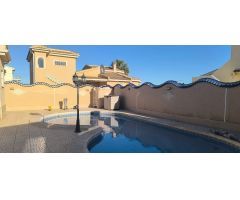 GRAN VILLA INDEPENDIENTE DE 3 DORMITORIOS CON PISCINA PRIVADA -ZONA CIUDAD QUESADA-