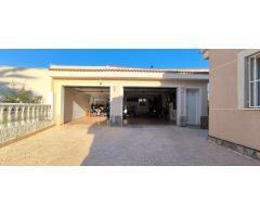 GRAN VILLA INDEPENDIENTE DE 3 DORMITORIOS CON PISCINA PRIVADA -ZONA CIUDAD QUESADA-