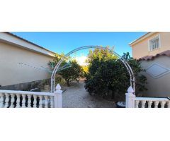 GRAN VILLA INDEPENDIENTE DE 3 DORMITORIOS CON PISCINA PRIVADA -ZONA CIUDAD QUESADA-