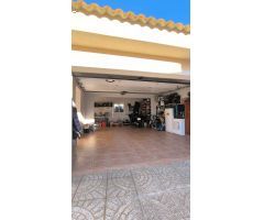 GRAN VILLA INDEPENDIENTE DE 3 DORMITORIOS CON PISCINA PRIVADA -ZONA CIUDAD QUESADA-