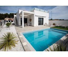 VILLA INDEPENDIENTE DE 3 DORMITORIOS CON PISCINA PRIVADA - ZONA PINAR DE CAMPOVERDE -