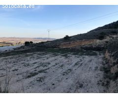 Con las mejores vistas , a pie de la Serreta.