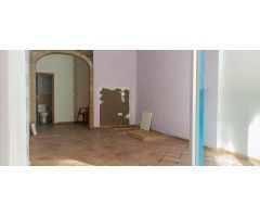 Local comercial en entrada de Oliva, solo a 20m del ambulatorio, restaurantes y de varios comercios.