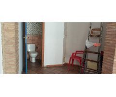 Local comercial en entrada de Oliva, solo a 20m del ambulatorio, restaurantes y de varios comercios.