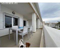 En venta apartamento en primera línea de Playa, de típica construcción de estilo mediterráneo, con v