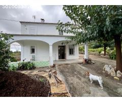 casa de campo de 131 m² en parcela de 2.728 m², situada en la tranquila zona de Ambra, Pego.