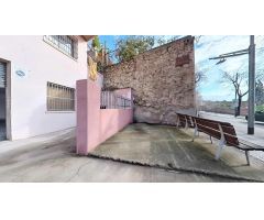 Local comercial con vado permanente, ideal profesionales técnicos.