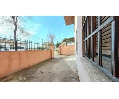 Local comercial con vado permanente, ideal profesionales técnicos.