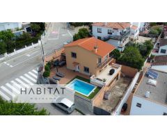CASA ESQUINERA EN VENTA EN PINEDA DE MAR