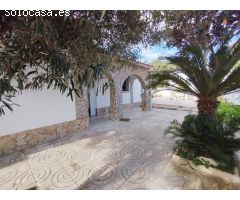 GRAN CASA A CUATRO VIENTOS A LA ENTRADA DE MAS CARBO