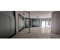 Gran local comercial en esquina al lado del Ayuntamiento