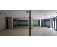 Gran local comercial en esquina al lado del Ayuntamiento