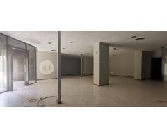Gran local comercial en esquina al lado del Ayuntamiento