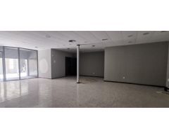 Gran local comercial en esquina al lado del Ayuntamiento