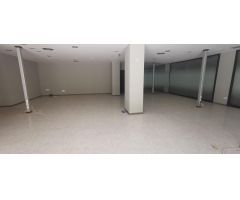 Gran local comercial en esquina al lado del Ayuntamiento