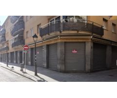 Gran local comercial en esquina al lado del Ayuntamiento