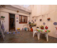 Casa con doble fachada a 100m de la playa en venta en Calella