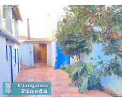 Casa de pueblo con solar para edificar en el centro de Palafolls