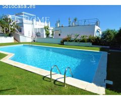 Casa pareada con piscina comunitaria frente al mar en Sitges!!