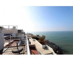 Casa pareada con piscina comunitaria frente al mar en Sitges!!