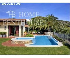 ¡Preciosa casa con vistas al mar en Urbanización Montgavina de Sitges!