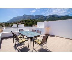 ADOSADO MODERNO CON JARDIN Y SOLARIUM