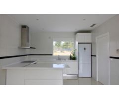VILLA MEDITERRENEA EN PUEBLO TIPICO