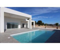 VILLA MEDITERRENEA EN PUEBLO TIPICO