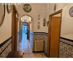 AOC VENDE, CASA DE PUEBLO CON AMPLIAS POSIBILIDADES: 5 HABITACIONES, GARAGE Y DOS NAVES