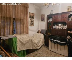 AOC VENDE, CASA DE PUEBLO CON AMPLIAS POSIBILIDADES: 5 HABITACIONES, GARAGE Y DOS NAVES