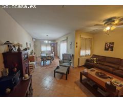 AOC VENDE CHALET EN ILLESCAS, 4 HABITACIONES, 3 BAÑOS, GARAGE Y PATIO EXTERIOR E INTERIOR