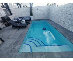 CHALET DE LUJO CON 4 HAB, 2 BAÑOS, 1 ASEO, GARAJE Y PISCINA SALINA