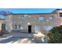 CASA ADOSADA EN EL CAMPO