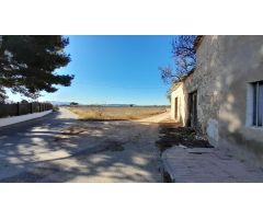 CASA ADOSADA EN EL CAMPO
