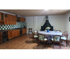Chalet prácticamente nuevo a  2 km de Villena