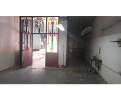 Local comercial con amplia zona de almacén