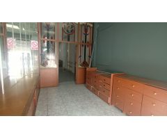 Local comercial con amplia zona de almacén
