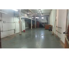 Local comercial con amplia zona de almacén