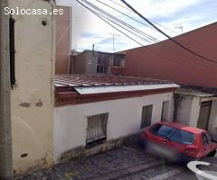 Solar formado por dos parcelas con edificaciones a demoler con una superficie de 140m