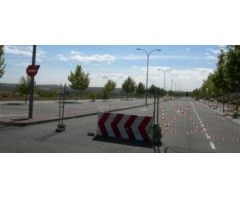 Polígono industrial alejado del casco urbano del municipio, situado a orillas de la A-5, junto al té