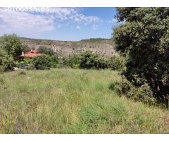 Terreno urbano de 2300 m2 todo vallada en Hontoba-Guadalajara, Urb. Los Manantiales en la zona alta.