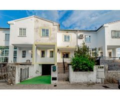 Estupenda vivienda adosada en entorno rural.