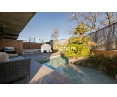 CHALET DE ESQUINA CON PISCINA PRIVADA