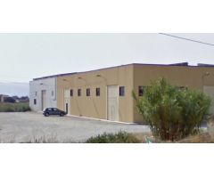 Amplia parcela con nave industrial