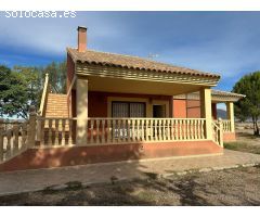 CASA-CHALET CON 3 DORMITORIOS, GARAJE, PORCHES, BARBACOA Y JARDINES, VALLADA EN AGUADERAS